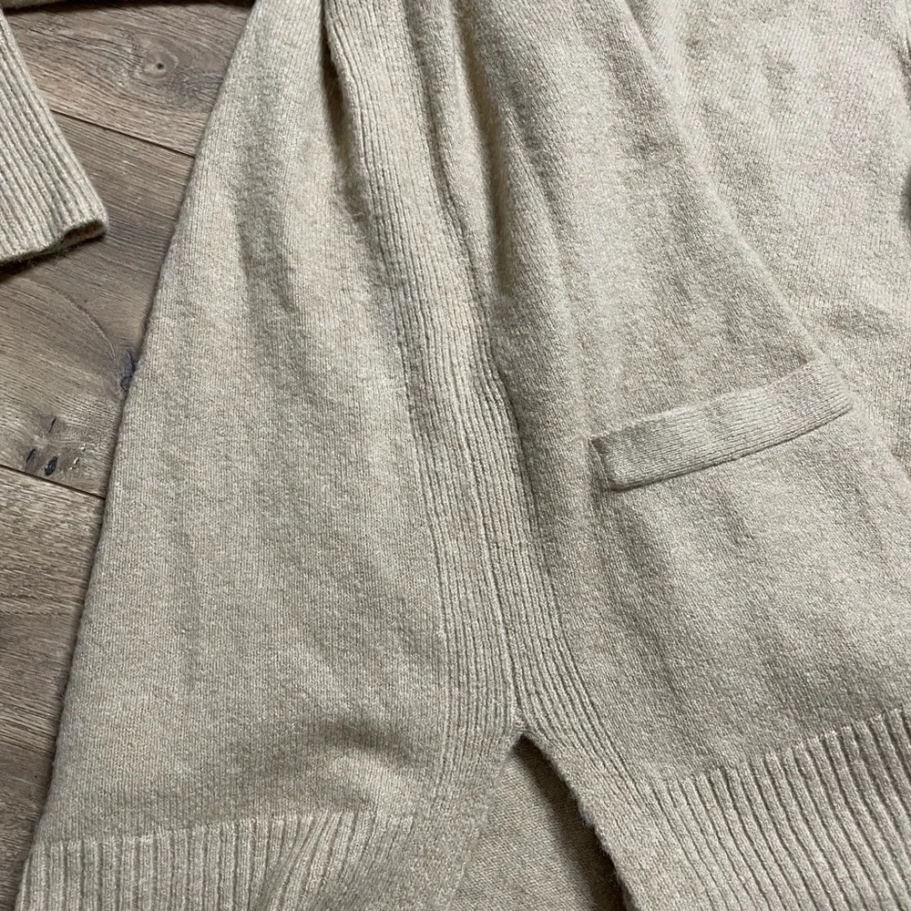 J. Crew Neutral V-Neck Merino Wool & Alpaca blend Knit Sweater Size Medium